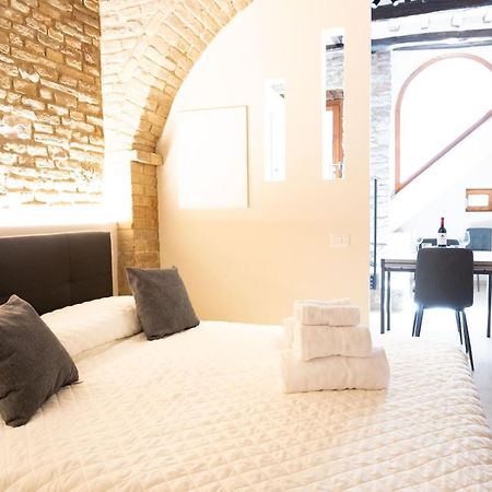 Appartement Loft Rustico In Centro Storico à Assise Extérieur photo